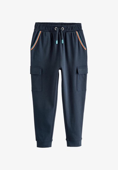 Tumesinised spordipüksid elastse vöökohaga, nööriga, küljetaskutega ja reisitaskuga. Taskutel on mitmevärvilised triibud. Puuvillasegu.