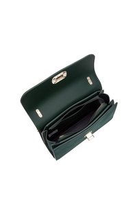 Borsa a mano in pelle verde scuro con chiusura magnetica, più scomparti e finiture in tono oro. Texture liscia e design strutturato.