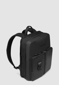 Zwart leren rugzak met een rechthoekig ontwerp, twee ritsvakken, gevoerde schouderriemen en een klein voorvak.