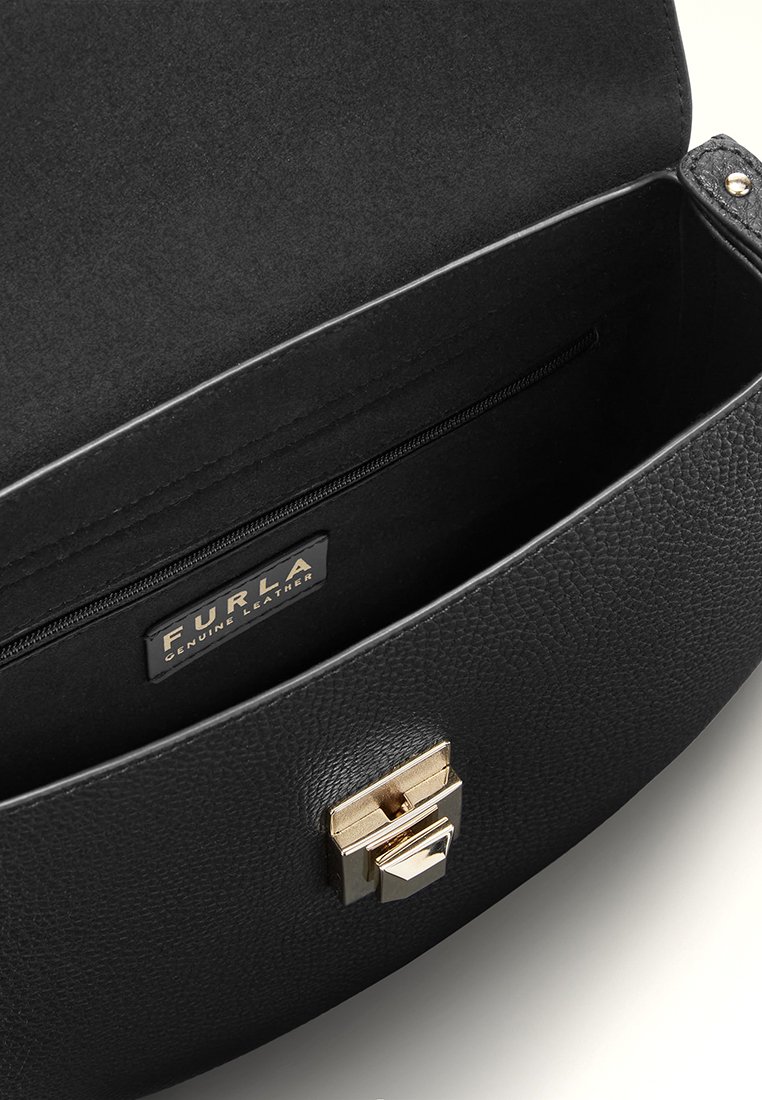 Bolso de mano de cuero negro con un acabado texturizado, herrajes en tono dorado y un bolsillo con cremallera en el interior. Etiqueta de la marca visible en el interior.