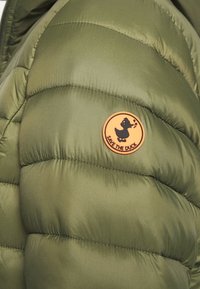 Kurtka puchowa w kolorze oliwkowym z okrągłą pomarańczową naszywką z czarną sylwetką kaczki oraz napisem "SAVE THE DUCK", wykonana z textured fabric.
