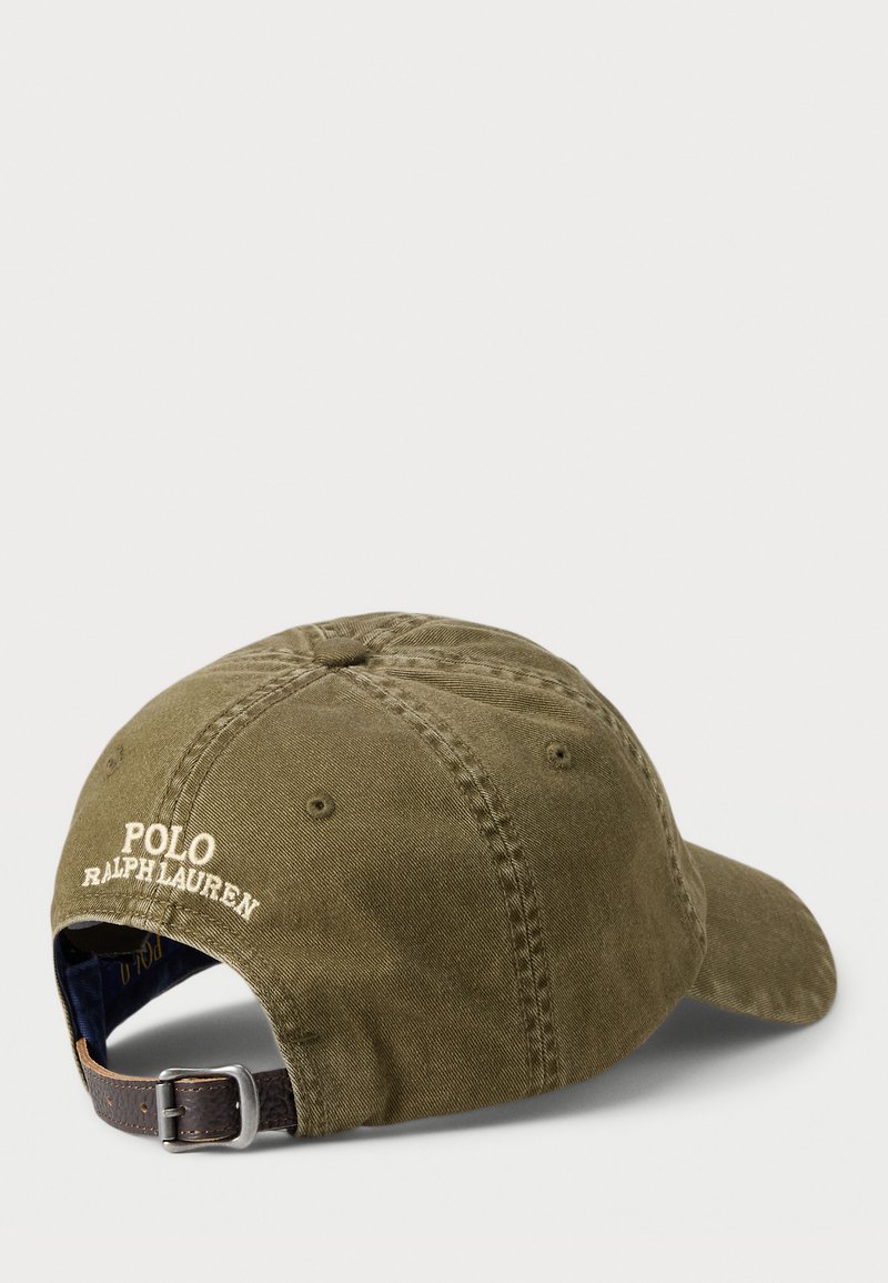 Oliwkowa bawełniana czapka baseballowa z regulowanym brązowym skórzanym paskiem, wyszywane "POLO RALPH LAUREN" w beżu z tyłu.