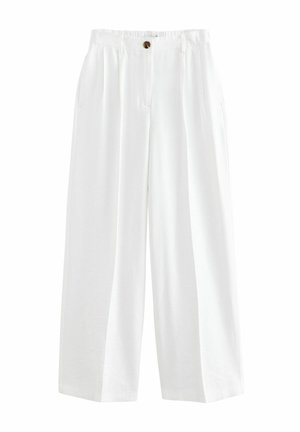 Pantaloni albi, cu croi larg și moale, având un sistem de închidere cu un singur buton, două buzunare laterale și o textură de țesătură fină și netedă.