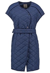 Mörkblå quiltad jackklänning med korta ärmar, bälte i midjan, silverknappstängning och diagonalt sömnadsmönster.