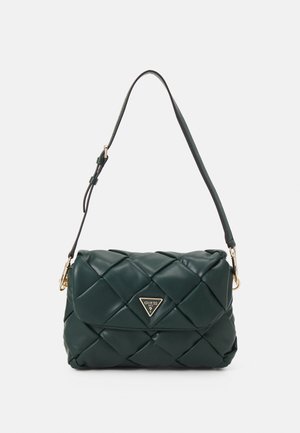 Sac à main en cuir matelassé vert foncé avec une seule bandoulière et des garnitures dorées. Présente une plaque logo triangulaire sur le devant.