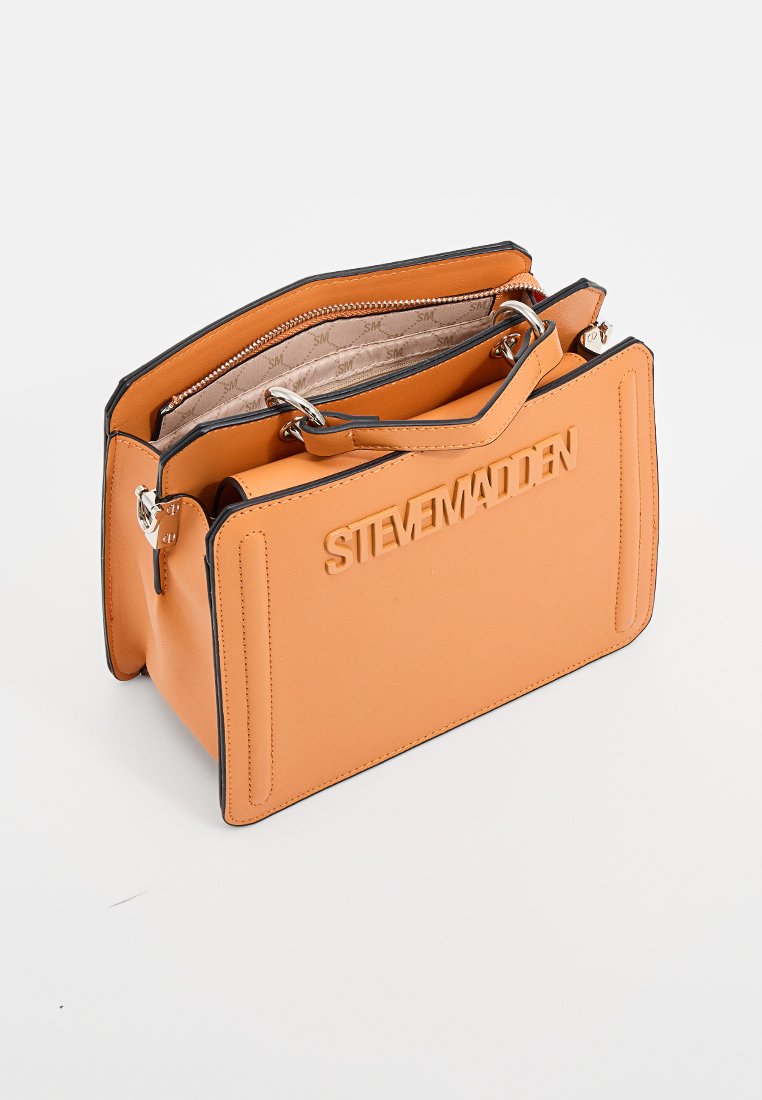 Borsa sintetica arancione con logo impresso, forma strutturata, manici superiori doppi, hardware argentato e un ampio interno con foderatura a motivo.
