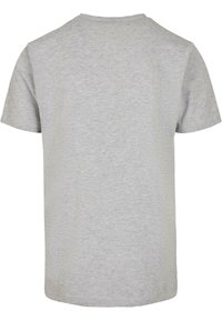 Camiseta corta gris de manga corta hecha de una mezcla de algodón. Presenta un cuello redondo y un diseño simple y liso sin patrones ni acentos.