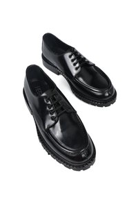 Czarne buty zapinane na sznurowadła z błyszczącą cholewką, okrągłym noskiem, teksturowaną podeszwą i kontrastującymi szwami wzdłuż krawędzi.