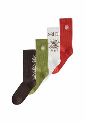 Quattro paia di calze: marroni, verde oliva con design del sole, bianche con testo "Soleil" e rosse. Texture a costine con accenti a logo circolare.