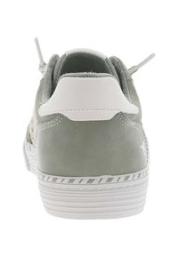 Baskets en daim gris avec un capuchon de talon blanc et une semelle rayée blanche. Présentent une tige lisse et une languette pour un enfilage facile.