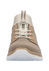 Chaussure de sport beige avec un dessus en tissu texturé, des lacets élastiques, un verrou à lacets ovale, des accents orange et une semelle en caoutchouc blanche avec un motif de traction.