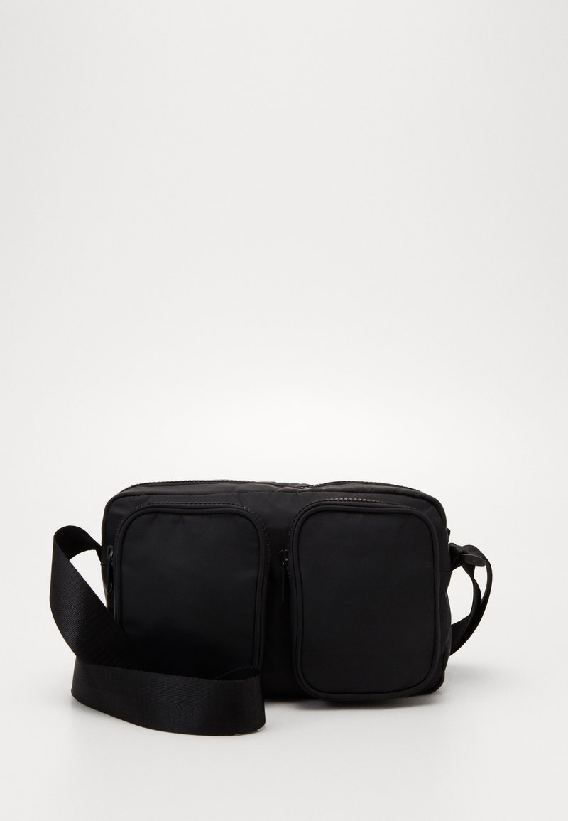 Monki Axelremsväska - black