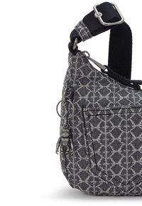 Borsa a spalla in tessuto grigio a fantasia con tracolla nera regolabile, dotata di un piccolo charm metallico e una tasca frontale.