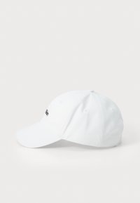 Căciulă de baseball din bumbac alb, cu vizieră curbă și logo negru brodat pe partea din față. Are orificii de ventilare și un design clasic.