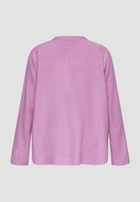 Langarmshirt van zacht roze stof, met een ontspannen pasvorm en een eenvoudige halslijn. Glad textuur zonder zichtbare patronen of accenten.