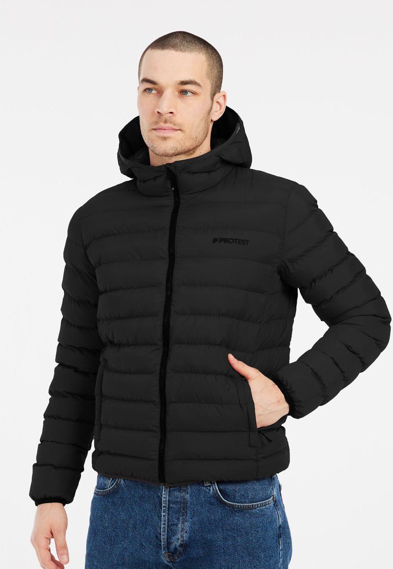 Zwarte gewatteerde jas met een quilted ontwerp, capuchon en een rits aan de voorkant. Heeft een subtiele merklogo op de borst en zijzakken.