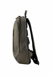 Sac à dos gris en matériau lisse et durable. Il possède une poche zippée à l'avant, des accents en mesh sur les côtés et un dos rembourré pour le soutien.