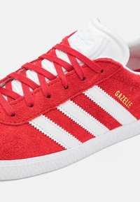 adidas Originals GAZELLE UNISEX - Sneakers - better scarlet/footwear white/gold metallic