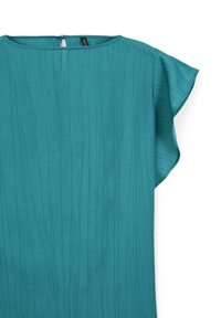 Robe bleu sarcelle avec un col rond simple et des manches courtes. Surface texturée avec des rayures verticales et une fermeture au dos avec un œillet.