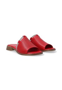 Røde lædersandal med perforeret design, åben tå og en lav træhæll. Har metalliske detaljer ved de øverste kanter.