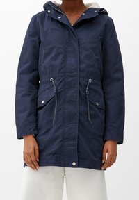 Parka azul marino con capucha, forro de felpa, cintura con cordón y dos bolsillos frontales. Presenta broches metálicos y cremalleras.