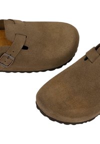 Paire de sabots en daim marron à enfiler avec bride réglable à boucle et semelles en caoutchouc noires.