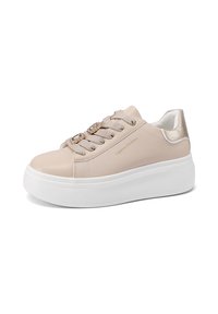 Sneaker beige con una texture liscia, suola piatta bianca e accenti metallici decorativi sui lacci. Presenta un design elegante e un tallone in contrasto.