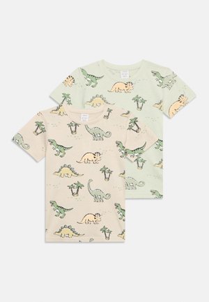 Két rövid ujjú gyerekpóló dinoszaurusz és pálmafa mintákkal bézs és világoszöld színekben.