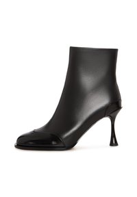 Bottes noires jusqu'à la cheville en cuir lisse avec un embout brillant, dotées d'un talon effilé et d'un design élégant et ajusté.