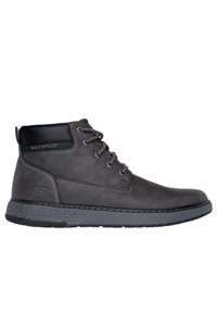 Botas de tobillo impermeables grises con una parte superior de cuero suave, punta redonda, cierre de cordones en la parte delantera y suela de goma texturizada. Presenta un logotipo en la parte trasera.