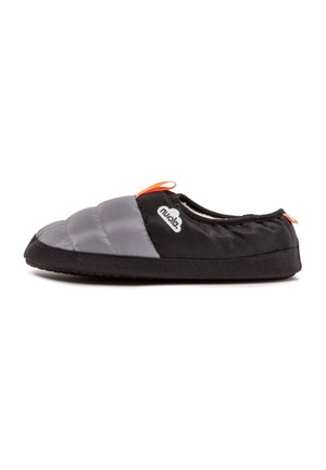 Zapatilla deslizante de perfil bajo en negro y gris con parte superior acolchada, tiradores naranjas y un logo en el lateral, mostrada de perfil sobre un fondo blanco.