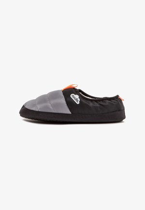Zapatilla deslizante de perfil bajo en negro y gris con parte superior acolchada, tiradores naranjas y un logo en el lateral, mostrada de perfil sobre un fondo blanco.