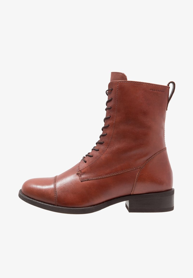 Bottine en cuir marron avec lacets à l'avant, bout renforcé, languette à l'arrière et petit talon empilé.