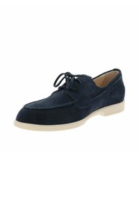Mocassino da uomo in pelle scamosciata blu navy con lacci, suola beige, cuciture moc toe e tacco basso, mostrato di lato su sfondo bianco.