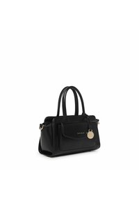 Borsa in pelle nera con doppi manici superiori, una tasca frontale e dettagli in metallo dorato. Texture liscia, forma rettangolare e etichetta con logo.