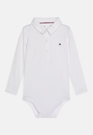 Body bianco a maniche lunghe con colletto, apertura con tre bottoni e piccolo logo del marchio sul petto sinistro. Texture a coste.