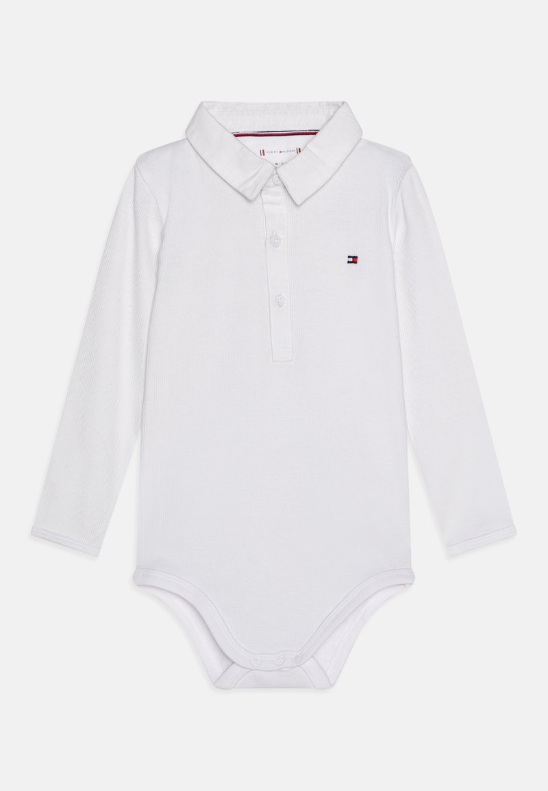 Hvit langermet bodysuit med krage, tre-knappers placket og liten merkevarelogo på venstre bryst. Ribbete tekstur.