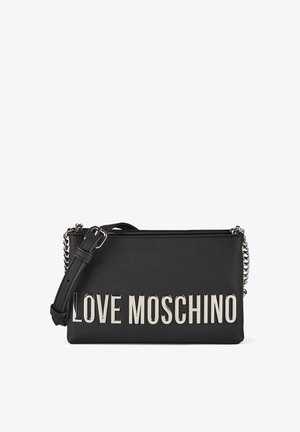 Borsa a tracolla Love Moschino nera rettangolare con tracolla a catena argentata e grandi scritte del marchio in argento sul davanti.