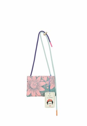 Kleine rechteckige Crossbody-Tasche mit pinkem Blumenmuster auf blauem Hintergrund, mint- und lila-farbenen Trägern und einem Anhänger mit einer Frida-Kahlo-Illustration.