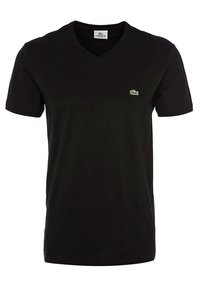 Černé bavlněné tričko s výstřihem do V, které má krátké rukávy a malé zelené logo krokodýla Lacoste na levé části hrudi. Jednoduchý, klasický design.