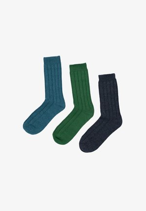 Drie geribde sokken: één teal, één groen, één donkergrijs. Gemaakt van zachte, gestructureerde stof met elastische boorden. Elke sok is knielang.