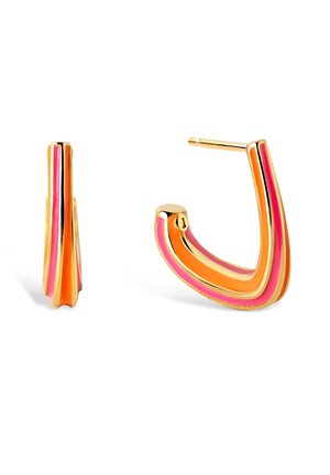 Boucles d'oreilles créoles dorées de forme angulaire avec des bandes d'émail roses et oranges, vues de face et de profil sur fond blanc.