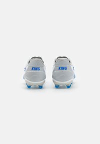 Scarpe da calcio bianche con accenti blu, una parte superiore liscia in materiale sintetico, dettagli perforati e tacchetti arrotondati per una migliore trazione. "KING" stampato sui talloni.