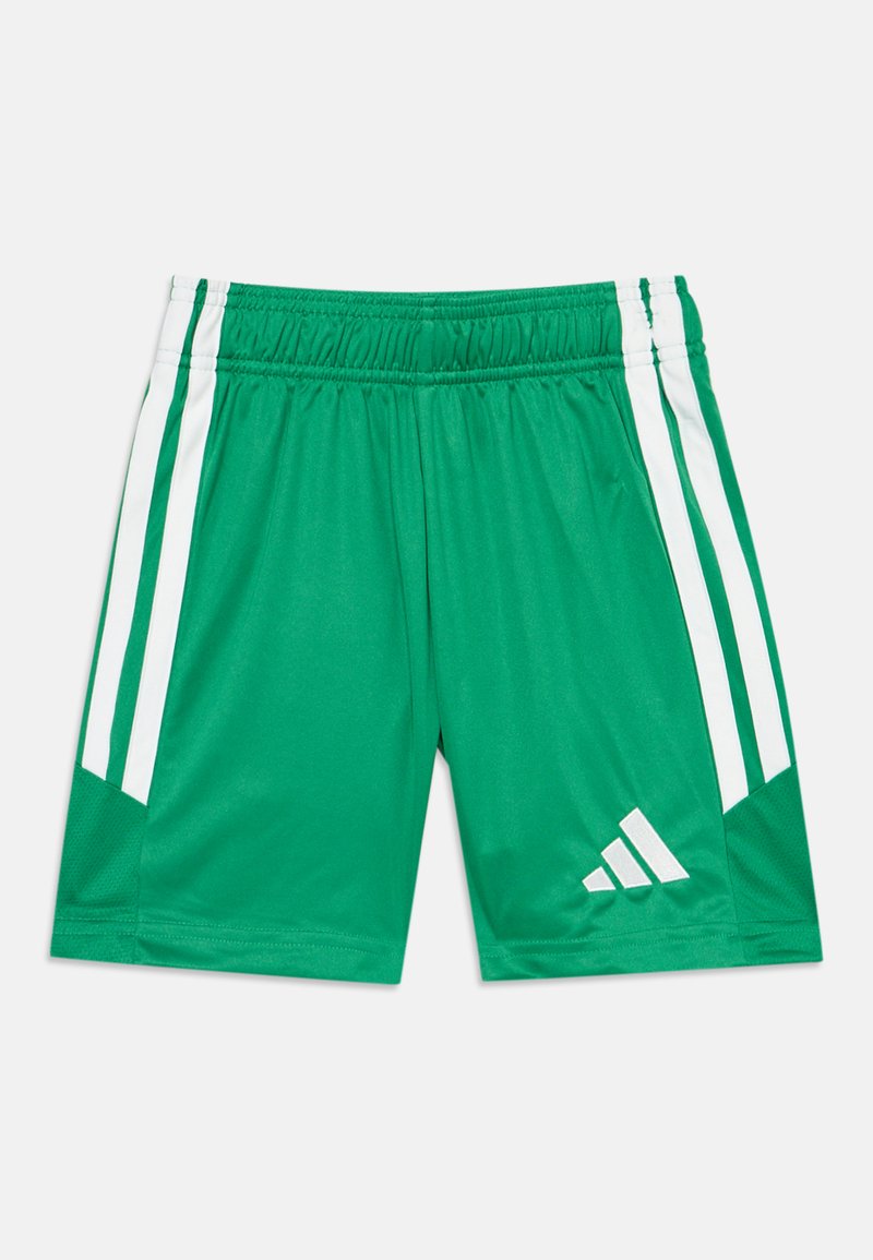 Short de sport vert avec bandes latérales blanches, taille élastique et logo Adidas blanc sur le bas de la jambe droite, posé à plat sur un fond blanc.