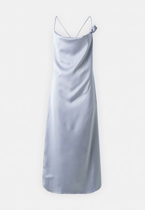Robe en satin bleu clair avec des bretelles spaghetti, un décolleté en V et une décoration florale sur l'épaule. Texture lisse et coupe ajustée.