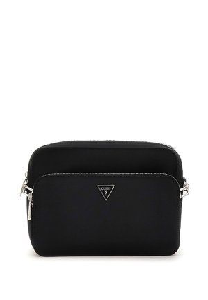 Sort syntetisk skuldertaske med sølv hardware, der har en trekantet logo, lynlås lukning og en glat tekstur.