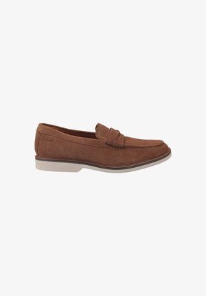 Bruine suède loafers met een low-profile ontwerp, met een gestikt detail op de voorkant en een contrasterende grijze rubberen zool.