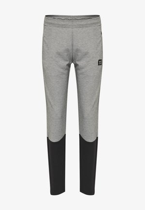 Graue und schwarze Sporthosen aus einem weichen, dehnbaren Stoff mit einem elastischen Bund und einem Logopatch am Oberschenkel.