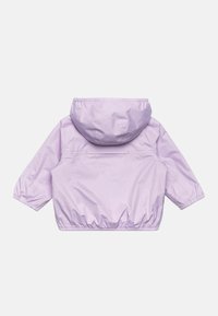 Giacca croppata lilla con cappuccio, orlo ed elastici sulle maniche, realizzata in un tessuto leggero e morbido. Presenta un design minimalista.