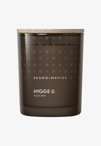 Braun-gläserne Kerze mit einem Holzdeckel. Sie weist eingravierte geometrische Muster und den Text "SKANDINAVISK HYGGE Danish DNA" auf der Vorderseite auf.